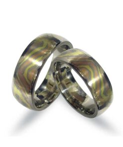 Ein paar Mokume Gane Trauringe in Gold aus drei Farben (CEL145)