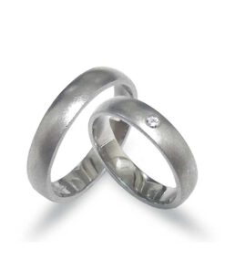 Massive Trauringe in Platin 950 mit einem Diamanten, sandmatt (CEL34)